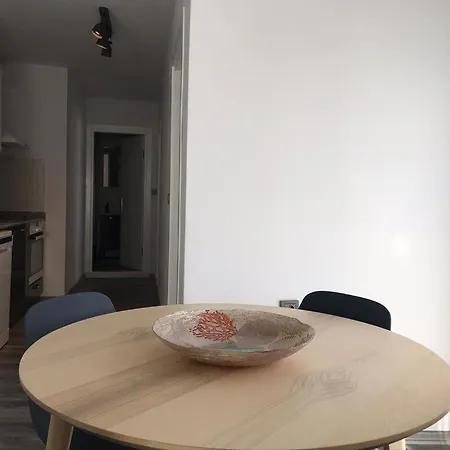Modern And Vibrant 7 Min To Public Beach Apartament